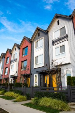 Yeni Emlak townhouses veya condominiums bir satır.