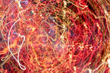 Gece şehir ışıkları kamera hareket ve zoom dışarı uzun pozlama üzerinde dağınık.