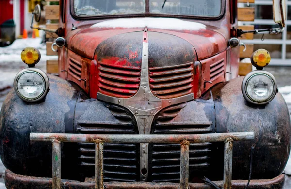 Vecchio camion agricolo arrugginito ma fidato. Buon vecchio cavallo da lavoro e ancora in ottima forma . — Foto Stock