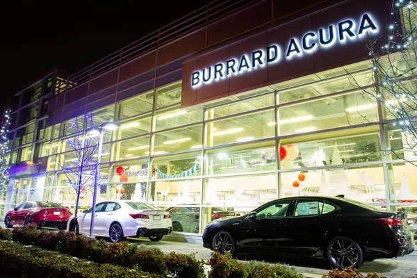 Ванкувер Bc, Сполучені Штати Америки - 9 січня 2018: Acura автосалон магазину передній. Acura є luxury поділ транспортного засобу японський автовиробник Honda. Ніч вистрілив всіх співає і всередині будівлі є il — стокове фото
