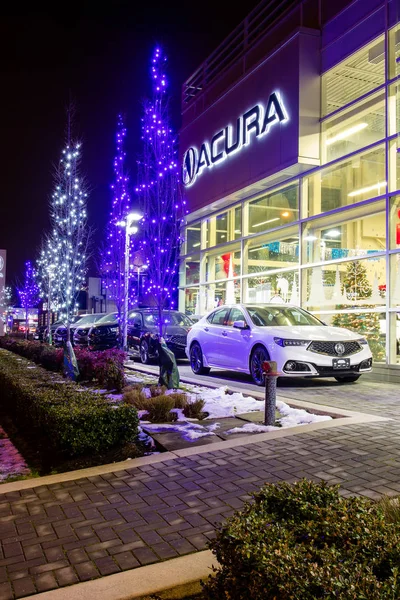 Ванкувер Bc, Сполучені Штати Америки - 9 січня 2018: Acura автосалон магазину передній. Acura є luxury поділ транспортного засобу японський автовиробник Honda. Ніч вистрілив всіх співає і всередині будівлі є il — стокове фото