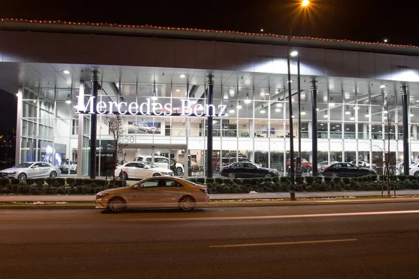 Ванкувер Bc, Сполучені Штати Америки - 9 січня 2018: Офіс офіційного дилера Mercedes-Benz. Mercedes-Benz є німецький виробник автомобілів ніч вистрілив всіх співає і всередині будівлі індикатор блимає. — стокове фото