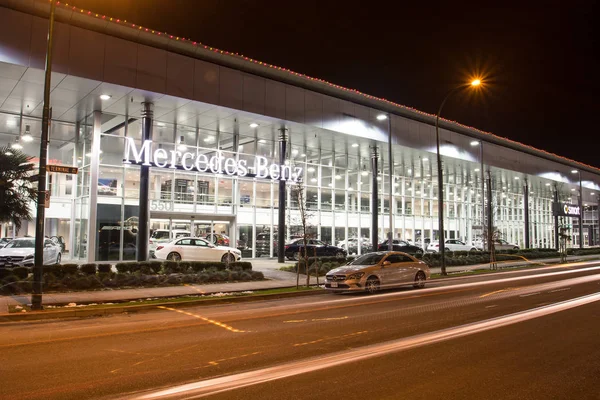 Vancouver Bc, Kanada - 9 Ocak 2018: Office resmi satıcısı Mercedes-Benz. Mercedes-Benz tüm çekim gece şarkı söylüyor ve Bina içinde aydınlatılan bir Alman otomobil üreticisidir. — Stok fotoğraf
