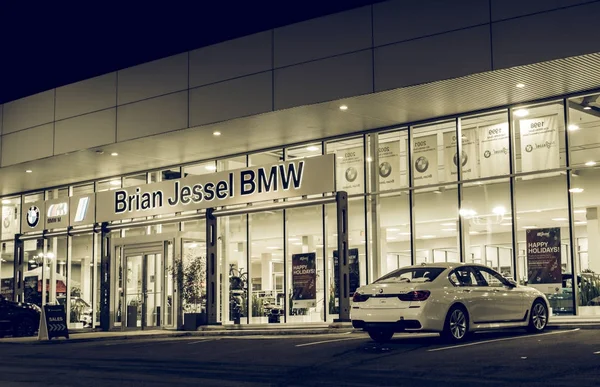 Ванкувер Британська Колумбія, Канада - 9 січня 2018: Офіс офіційного дилера Bmw Bmw. є німецький автомобілебудівна компанія, що спеціалізується на високу продуктивність і розкішних автомобілів. Ніч вистрілив все освітлено. — стокове фото