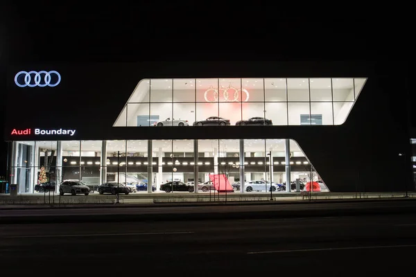 Ванкувер Bc, Сполучені Штати Америки - 9 січня 2018: Офіс офіційним дилером Audi. Audi є німецький автомобілебудівна компанія, що спеціалізується на високу продуктивність і розкішних автомобілів. Ніч вистрілив все освітлено. — стокове фото