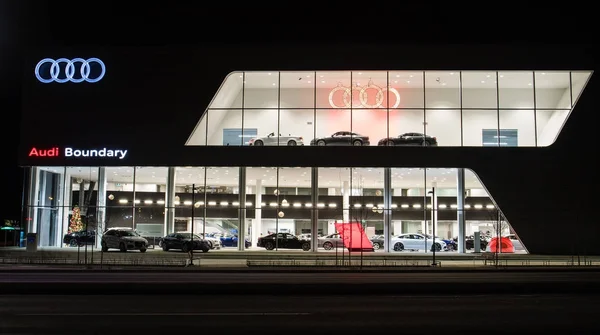 Vancouver BC, Canadá - 9 de enero de 2018: Oficina del distribuidor oficial Audi. Audi es un fabricante de automóviles alemán especializado en coches de alto rendimiento y de lujo. Disparo nocturno todo está iluminado . — Foto de Stock