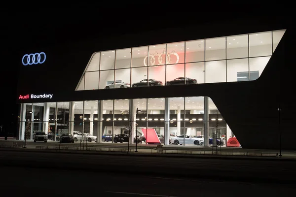 Vancouver BC, Canadá - 9 de enero de 2018: Oficina del distribuidor oficial Audi. Audi es un fabricante de automóviles alemán especializado en coches de alto rendimiento y de lujo. Disparo nocturno todo está iluminado . — Foto de Stock