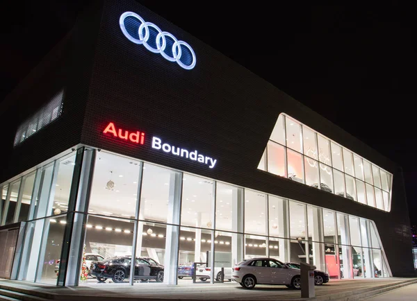 Vancouver Bc, Kanada - 9 Ocak 2018: Resmi satıcı Audi ofisi. Audi, yüksek performanslı ve lüks otomobillerde uzmanlaşmış bir Alman otomobil üreticisidir. Tüm atış gece ışıklı.