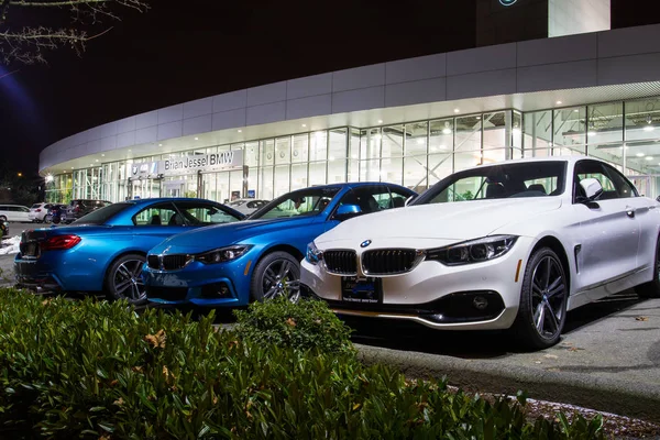Vancouver Bc, Kanada - 9 Ocak 2018: Office resmi satıcısı Bmw. Bmw yüksek performanslı ve lüks otomobillerde uzmanlaşmış bir Alman otomobil üreticisidir. Tüm atış gece ışıklı.
