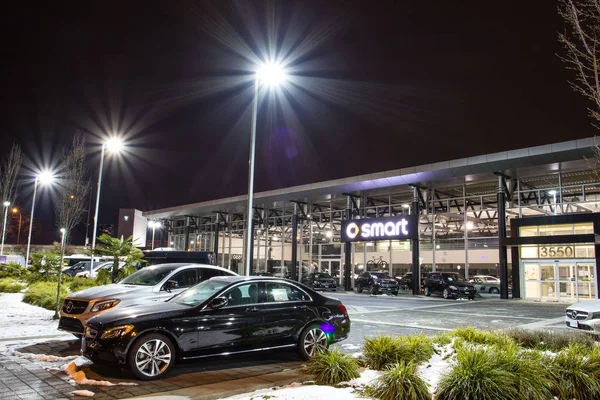 Vancouver Bc, Kanada - 9 Ocak 2018: Office resmi satıcısı Mercedes-Benz. Mercedes-Benz tüm çekim gece şarkı söylüyor ve Bina içinde aydınlatılan bir Alman otomobil üreticisidir.