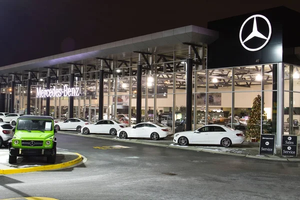 Vancouver BC, Canadá - 9 de enero de 2018: Oficina del distribuidor oficial Mercedes-Benz. Mercedes-Benz es un fabricante de automóviles alemán disparo nocturno todos canta y el interior del edificio está iluminado . — Foto de Stock
