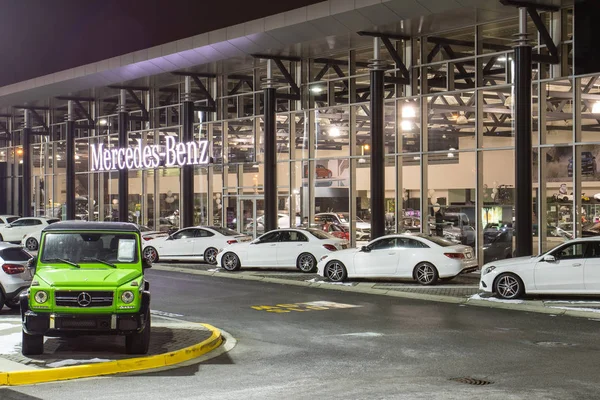 Vancouver BC, Canadá - 9 de enero de 2018: Oficina del distribuidor oficial Mercedes-Benz. Mercedes-Benz es un fabricante de automóviles alemán disparo nocturno todos canta y el interior del edificio está iluminado . — Foto de Stock