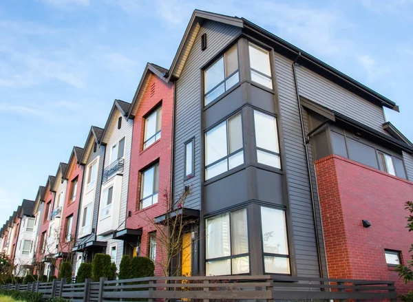 Güzel ve çok modern townhouses. Emlak piyasasında yeni gelişme.