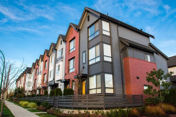 Güzel ve çok modern townhouses. Emlak piyasasında yeni gelişme.