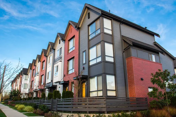 Güzel ve çok modern townhouses. Emlak piyasasında yeni gelişme.