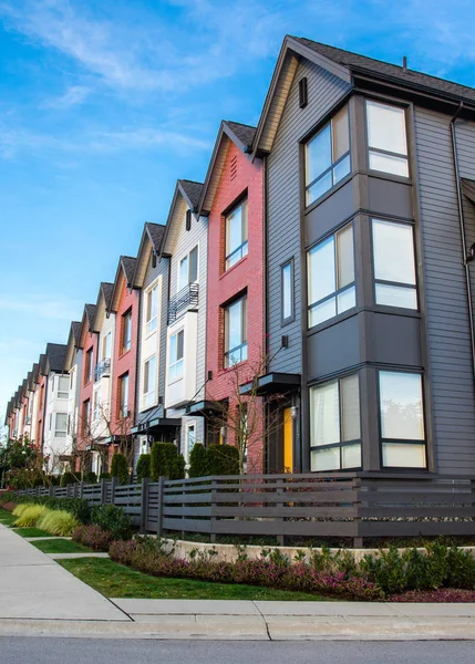 Yeni Emlak townhouses veya condominiums bir satır.