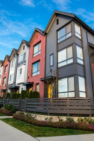 Güzel ve çok modern townhouses. Emlak piyasasında yeni gelişme.