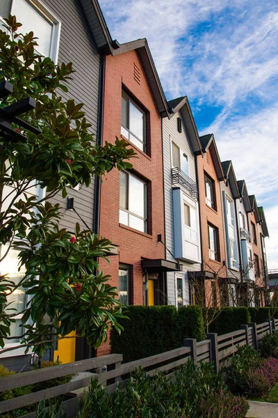 Een rij van nieuwe vastgoed-huizen of flatgebouwen. — Stockfoto