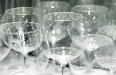 Yan yana duran pek çok zarif şarap bardağım. Arka plan aydınlatma duygusal etkisi oluşturma.