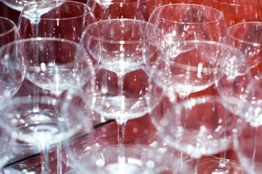 Tablo arka plan resmi üzerinde satırları dizilmiş zarif lüks parlak şarap bardakları