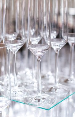 boş şarap kadehi masaya bir yan görünüm.