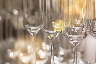 Tablo arka plan resmi üzerinde satırları dizilmiş zarif lüks parlak şarap bardakları