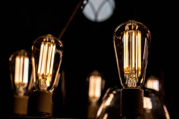 装饰古董爱迪生风格的灯泡其实是 contamplorary Led 灯 bulds 制成的, 看起来像老式的学校。创建老式外观和节能 — 图库照片