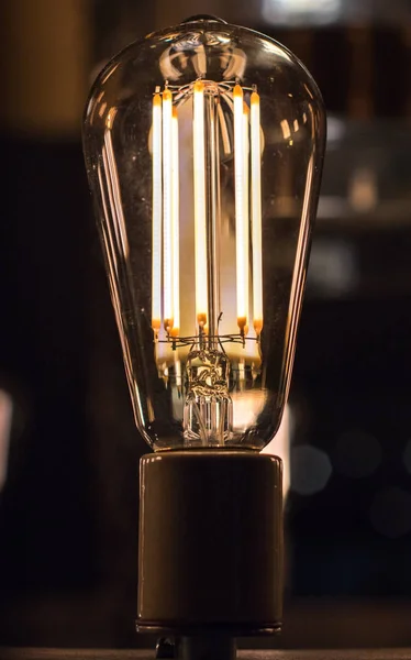 Retro light bulb glowing in the dark. — Stock Photo, Image