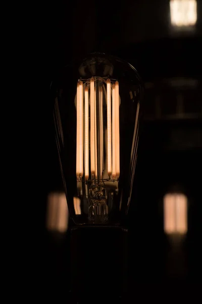 一个经典的爱迪生灯泡黑色背景 — 图库照片