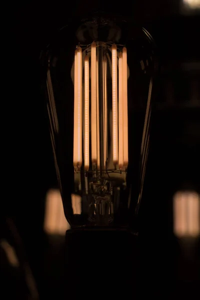 Retro lamppu hehkuu pimeässä . — kuvapankkivalokuva