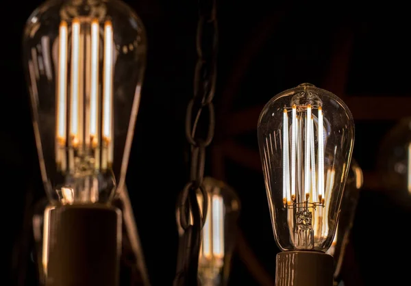 Wunderschöne dekorative Glühbirnen, die ein klassisches rustikales Aussehen und Glühen schaffen — Stockfoto