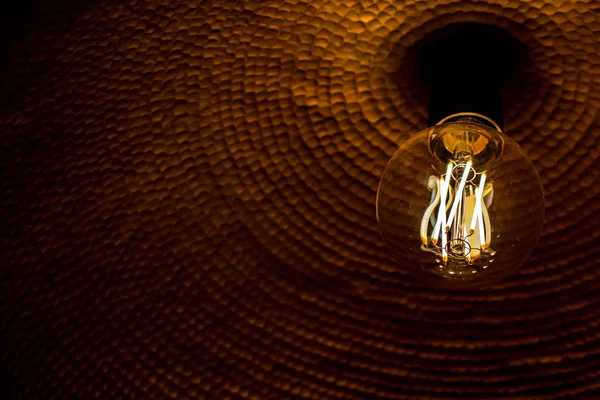 หลอดไฟ LED แบบต่อเนื่องทําให้ดูเหมือนหลอดไฟสไตล์ Edison โรงเรียนเก่า สร้างรูปลักษณ์แบบเก่าและประหยัดพลังงาน . — ภาพถ่ายสต็อก