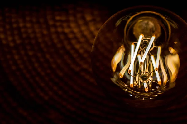 หลอดไฟสไตล์โบราณ Edison ตกแต่งอยู่ในความเป็นจริงหลอดไฟ LED ระงับการทํางานที่ทําเพื่อให้ดูเหมือนโรงเรียนเก่า สร้างรูปลักษณ์แบบเก่าและประหยัดพลังงาน — ภาพถ่ายสต็อก