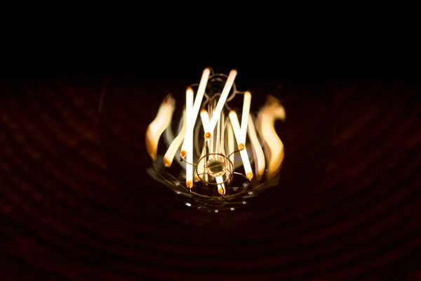 Edison antigo decorativo estilo lâmpadas são na verdade contamplorary lâmpadas LED feitas para se parecer com a velha escola. Criando olhar de estilo antigo e economia de energia — Fotografia de Stock