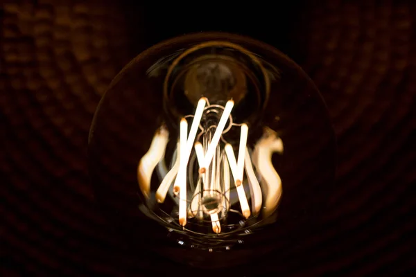 หลอดไฟสไตล์โบราณ Edison ตกแต่งอยู่ในความเป็นจริงหลอดไฟ LED ระงับการทํางานที่ทําเพื่อให้ดูเหมือนโรงเรียนเก่า สร้างรูปลักษณ์แบบเก่าและประหยัดพลังงาน — ภาพถ่ายสต็อก