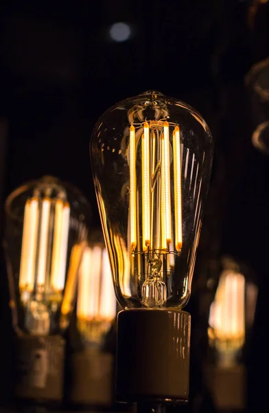 装饰古董爱迪生风格的灯泡其实是 contamplorary Led 灯 bulds 制成的, 看起来像老式的学校。创建老式外观和节能 — 图库照片