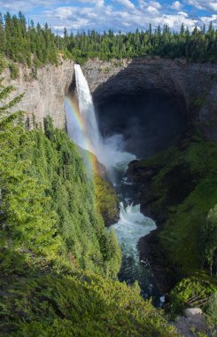 141 m şelale Murtle Nehri üzerinde Helmcken Şelalesi'nde Wells gri Provincial Park Clearwater, British Columbia, Kanada Helmcken Falls yakınındaki parlayan gökkuşağı mı.
