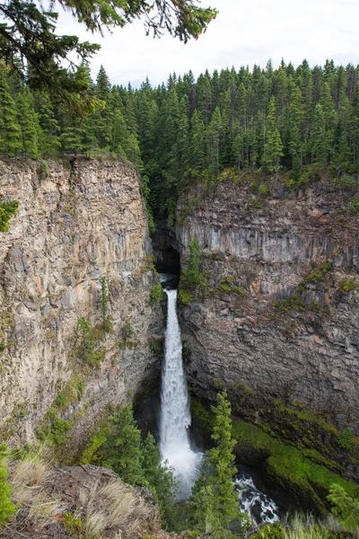 Spahats vízesés egy népszerű idegenforgalmi célpont, a kutak szürke tartományi Park Clearwater British Columbia kanadai — Stock Fotó