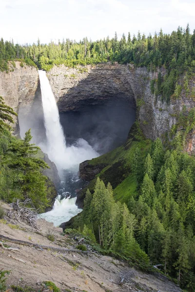 Гельмгольц-водопад в парке Уэллс-Грей недалеко от Клируотер, Британская Колумбия, Канада - 141-метровый водопад на реке Мертл . — стоковое фото