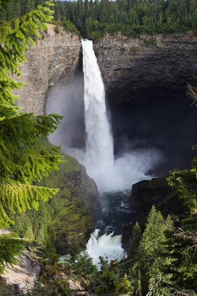Helmcken Falls en Wells Gray Provincial Park cerca de Clearwater, Columbia Británica, Canadá Helmcken Falls es una cascada de 141 m en el río Murtle . — Foto de Stock