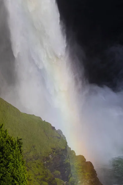 Rainbow brilhando em Helmcken Falls em Wells Gray Provincial Park perto de Clearwater, Colúmbia Britânica, Canadá Helmcken Falls é uma cachoeira 141 m no rio Murtle . — Fotografia de Stock