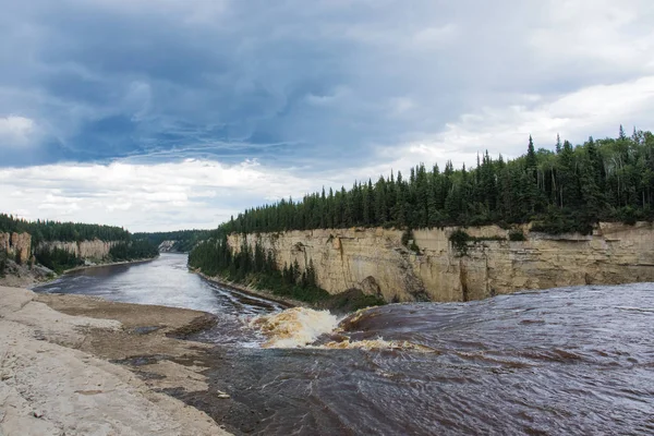 Олександра Falls Тамбл 32 лічильників на річці сіно, Twin Falls ущелині територіальних Park Північно-Західні території, Канада — стокове фото