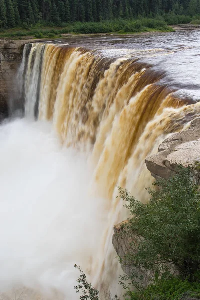 Alexandra Falls tuimelen 32 meter boven de rivier van de Hay, Twin Falls Park territoriale Gorge Northwest territories, Canada. Lange blootstelling — Stockfoto