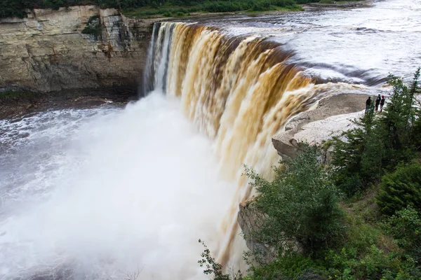 Alexandra Falls culbute à 32 mètres au-dessus de la rivière Hay, Twin Falls Gorge Territorial Park Territoires du Nord-Ouest, Canada. Longue exposition — Photo