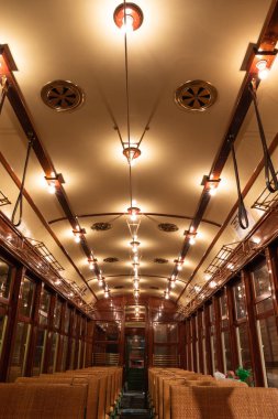 20. yüzyılın başlarından kalma tarihi tramvayın içi..