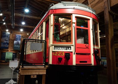 Müzede restore edilmiş eski bir tramvay.