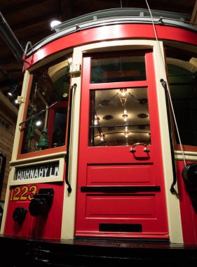 Müzede restore edilmiş eski bir tramvay.