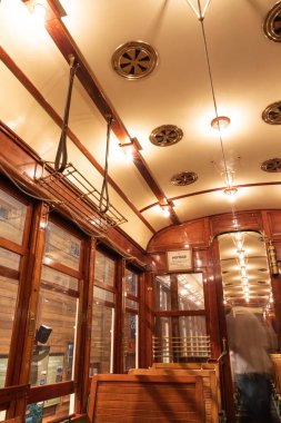 20. yüzyılın başlarından kalma tarihi tramvayın içi..