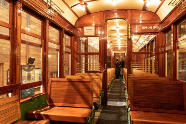 20. yüzyılın başlarından kalma tarihi tramvayın içi..