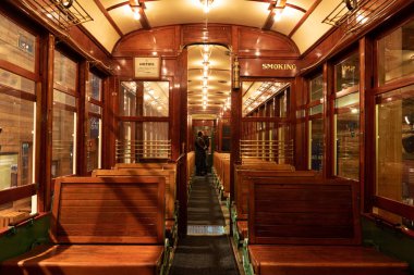 20. yüzyılın başlarından kalma tarihi tramvayın içi..